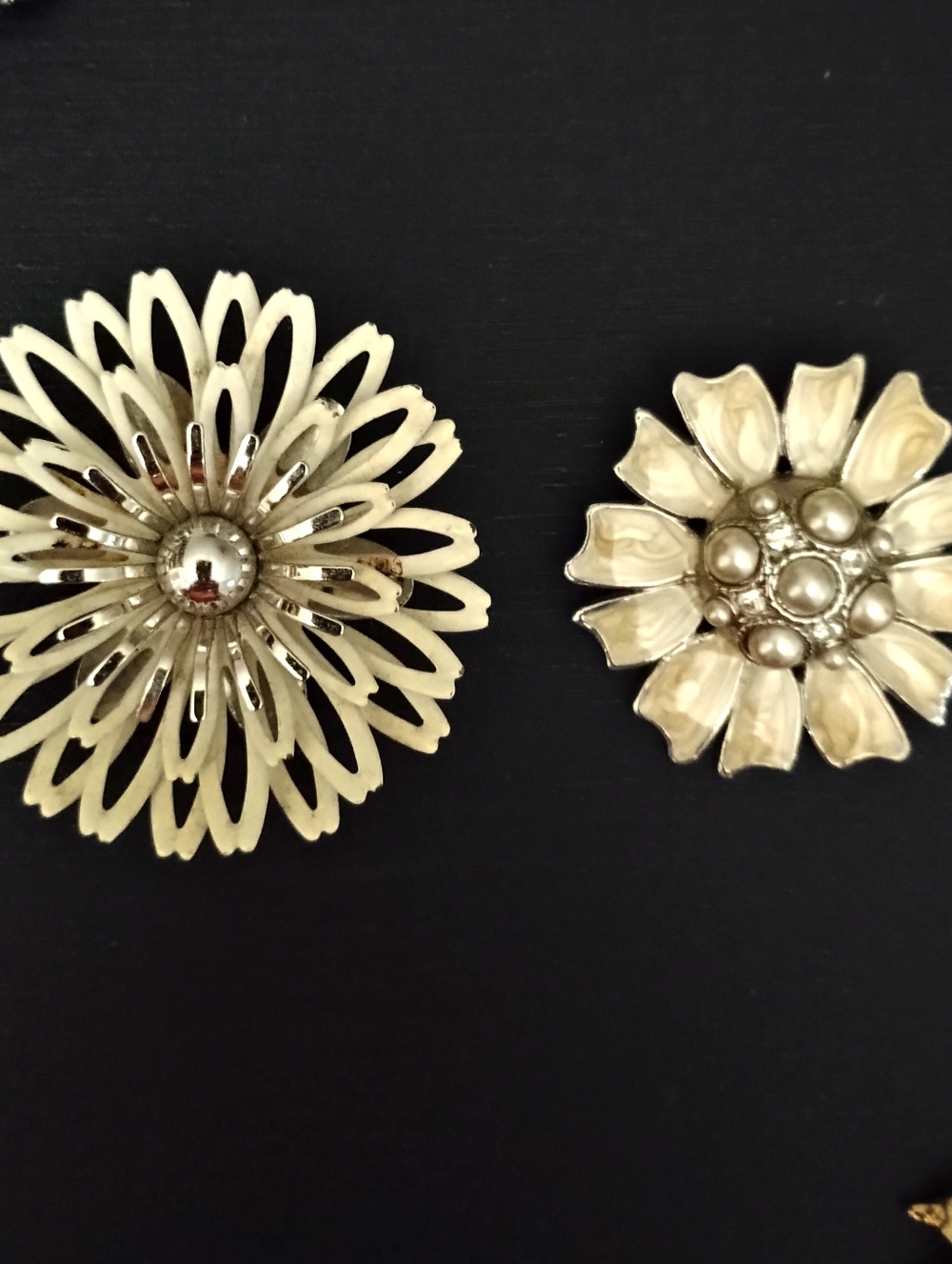 Vintage-Inspired White Floral Brooch Collection - Set of 4 - Picture 2 of 5
